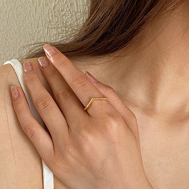 OKBA60236真金电镀欧美法式小众轻奢V形戒指指环
特征:
标签:v形  多边形