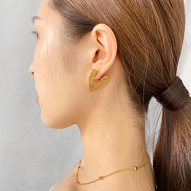 OKBA60262真金电镀欧美法式小众轻奢拉丝状心形镂空钛针耳钉耳饰
特征:耳钉式, 心形
标签:心形