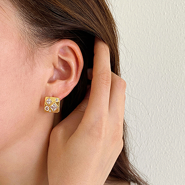 OKBA60266真金电镀欧美法式小众轻奢正方形带钻耳圈耳扣
特征:耳圈耳扣
标签:正方形