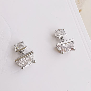OKBA58094重工满钻耳饰精致轻奢合成锆石韩版耳钉耳扣
标签:耳钉式 耳圈耳扣 几何图形||半圆 圆形 长方形 
