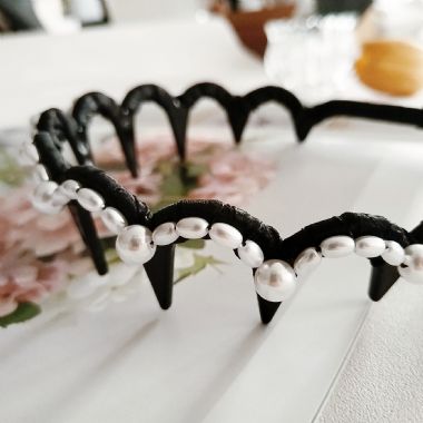 OKBA59098精致皇冠风仿珍珠带梳发箍
标签:发箍发带|| 带齿发箍 仿珍珠