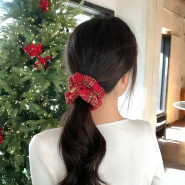 2026韩国饰品图片:OKBA59131小香风大牌M吊牌圣诞花呢高级感大肠发圈