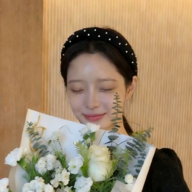 2026韩国饰品图片:OKBA59177天鹅绒手缝大小珍珠高颅顶赫本风发箍