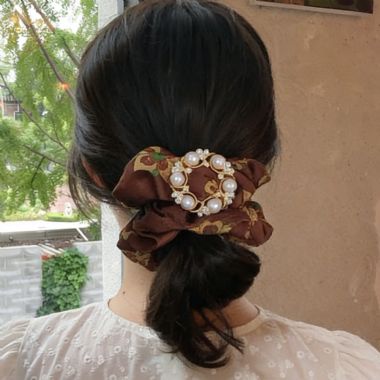 OKBA59503香云纱优雅光泽国风新中式珍珠花大肠发圈
标签:发圈发绳||国风、新中式  仿珍珠  布艺 6个仿珍珠